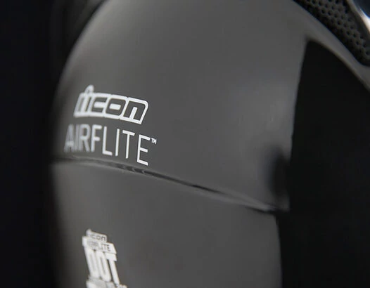 Icon Airflite Gloss мотошлем черный