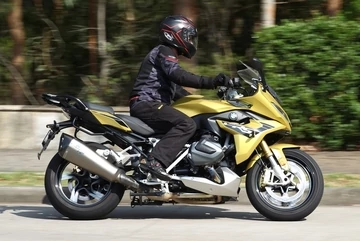 Спорт-турист BMW R 1250 RS для новых открытий в городе и путешествиях
